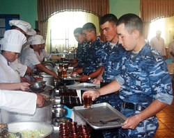 Казахстанских солдат будут кормить курицей, медом и зеленью